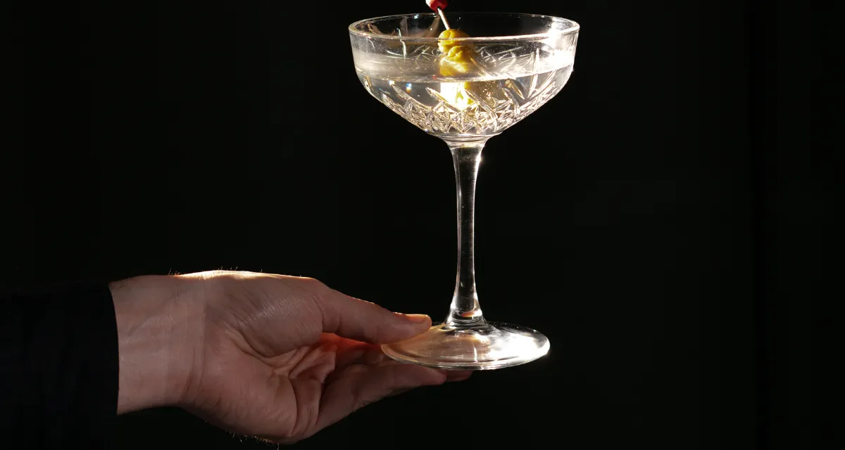 Black Saffron Martini: il cocktail milanese che conquistò Stanley Tucci