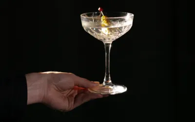 Black Saffron Martini: il cocktail milanese che conquistò Stanley Tucci