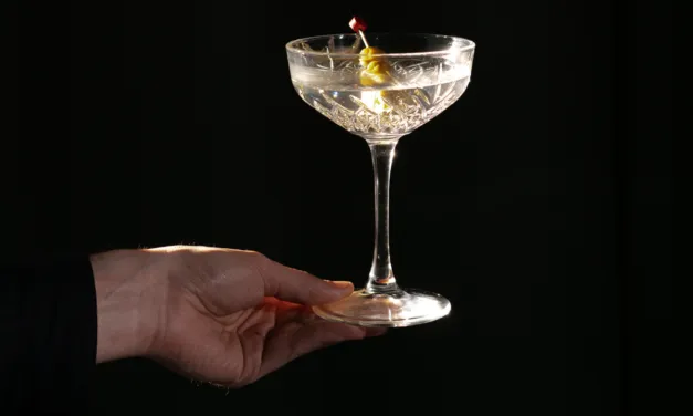 Black Saffron Martini: il cocktail milanese che conquistò Stanley Tucci