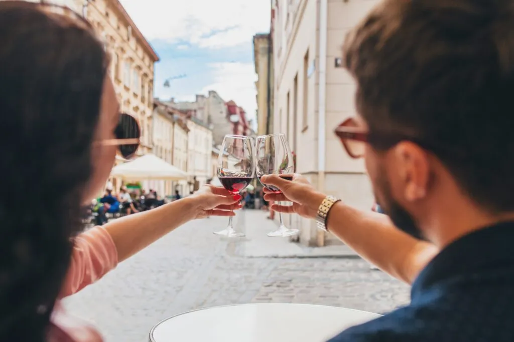 hostaria verona-genius-loci-couple-toasting-glasses-wine